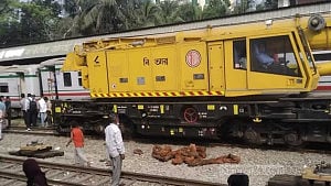 ব্রাহ্মণবাড়িয়ায় লাইনচ্যুত মহানগর এক্সপ্রেস ছেড়ে গেল ৯ ঘণ্টা পর
