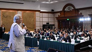 বাংলাদেশের সম্ভাবনার কথা জানিয়ে চীনা বিনিয়োগের আহ্বান প্রধান উপদেষ্টার