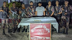 চুয়াডাঙ্গা থেকে ৬ স্বর্ণের বারসহ যুবক আটক