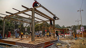 খালি হচ্ছে সোহরাওয়ার্দী উদ্যান