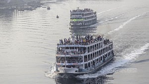 সদরঘাটে ঘরমুখো মানুষের ভিড়
