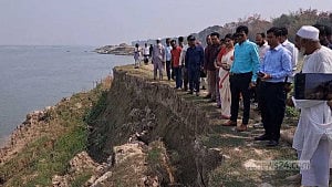 ফরিদপুরে পদ্মায় বালু তোলায় ভাঙনের মুখে ৭ গ্রাম