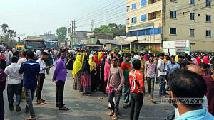 Laid-off garment workers block Gazipur highway