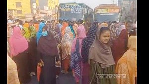 টঙ্গীতে বেতন-বোনাসের দাবিতে পোশাক শ্রমিকদের সড়ক অবরোধ