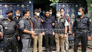 আট কেজি সোনা ‘বৈধ’, মনির বেকসুর খালাস