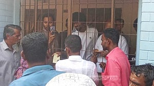 দরিদ্রদের মাঝে হামজা চৌধুরীর ১০ লাখ টাকা ‘ঈদ উপহার’