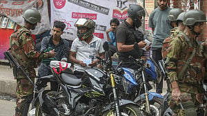 Troops activity intensifies on Dhaka's roads