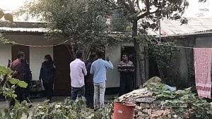 গৃহকর্মীকে ঘরে রেখে বাইরে যান মালিক, ফিরে এসে পেলেন লাশ