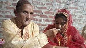 ৬৬ বছরের বৃদ্ধকে বিয়ে করে আলোচনায় লালমনিরহাটের তরুণী