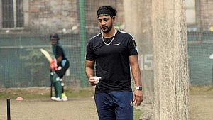 ৯ ওভারে ৯৯ রান দিয়ে রেকর্ডে মুক্তার