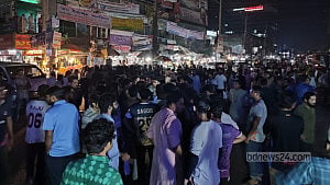 Student thrown from autorickshaw after 'harassment' in Noakhali
