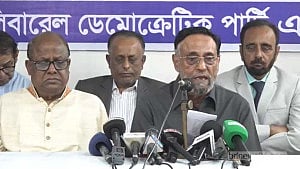 মুক্তিযুদ্ধ আর গণঅভ্যুত্থান মেলানো পাগলামি: অলি আহমদ