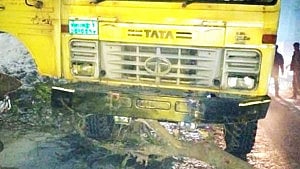 Robbers block Pabna road with logs, loot 40 vehicles