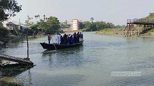 পটুয়াখালীতে ৮ বছরেও পুনর্নির্মাণ হয়নি সেতু, দুর্ভোগ দুই উপজেলার