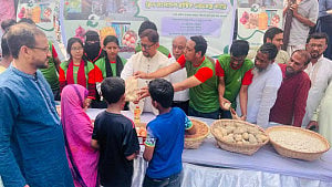 চট্টগ্রামে ব্যবহৃত প্লাস্টিক দিয়ে মিলছে ছোলা-খেজুর