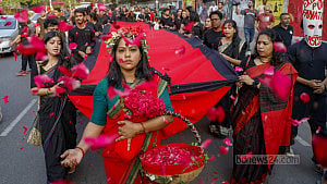 ‘লালযাত্রায়’ শহীদ স্মরণ