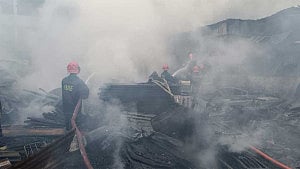 রামপুরায় অটোরিকশা গ্যারেজে আগুন