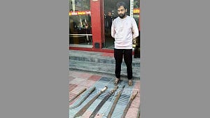 রংপুরে ছাত্র আন্দোলনে রামদা নিয়ে হামলাকারী যুবলীগ নেতা গ্রেপ্তার