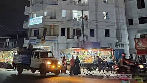 সাতক্ষীরার ২ ডিজিটাল বোর্ডে আওয়ামী লীগ নিয়ে স্লোগান, হাসপাতালে তালা