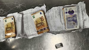 Foreign currency worth Tk 2.5mn seized at Dhaka airport