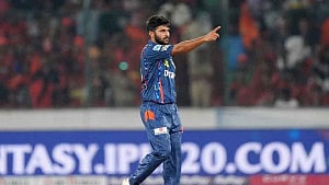 ধারাভাষ্যকারদের এক হাত নিলেন শার্দুল ঠাকুর
