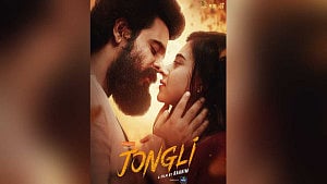 জংলির ‘বন্ধুগো শোনো’ গানে সিয়াম-বুবলীর প্রেম