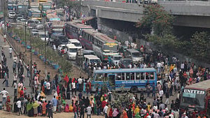 Banani road blockade jams traffic, commuters suffer