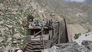 Suicide bombers seated among Pakistan train hostages: govt