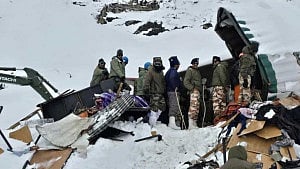 ভারতে তুষারধস: কনটেইনারে জীবিত মিলেছে কয়েক ডজন শ্রমিক