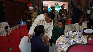 Army chief holds Iftar with injured students