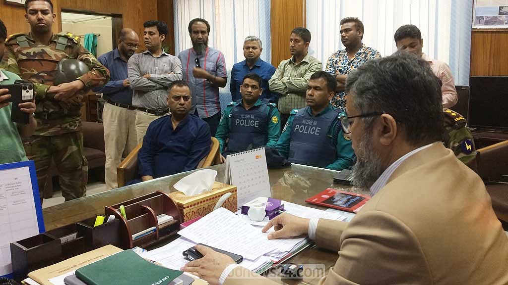 পঙ্গু হাসপাতালের পরিচালক অধ্যাপক আবুল কেনানের কক্ষে বৈষম্যবিরোধী আন্দোলনে আহত, পুলিশ ও সেনাবাহিনীর কর্মকর্তারা।