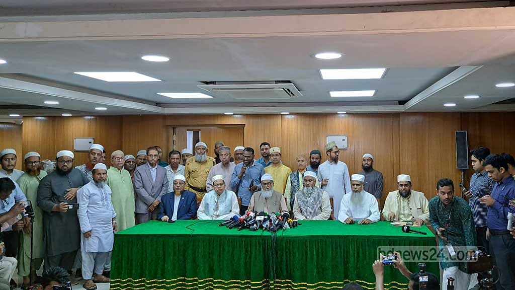 বায়তুল মোকাররমে ইসলামিক ফাউন্ডেশনের সভাকক্ষে শনিবার সন্ধ্যায় জাতীয় চাঁদ দেখা কমিটির বৈঠকের পর ব্রিফিং করেন কমিটির সভাপতি খালিদ হোসেন।