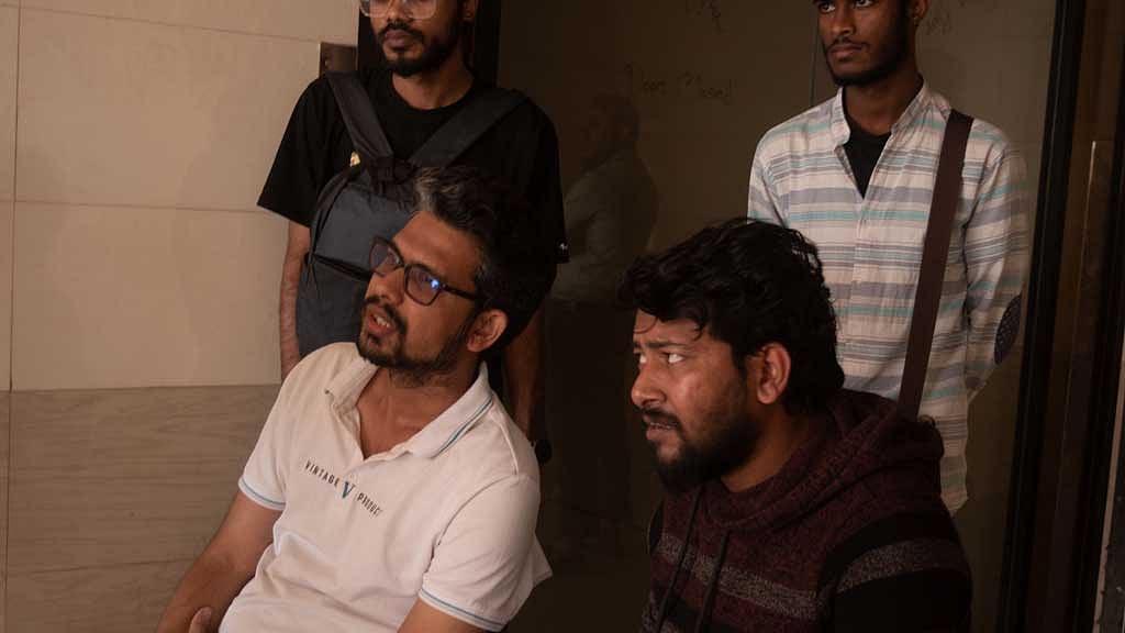  'আমাকে বিশ্বাস করেন ভাই' সিনেমার শুটিংয়ে নির্মাতা রাইসুল ইসলাম অনিক, ছবি: নির্মাতার সৌজন্যে। 