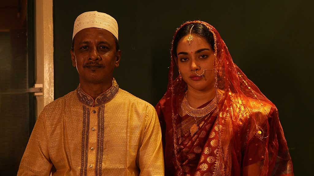 ওয়েব ফিল্ম 'আমলনামার' দৃশ্যে তমা মির্জা ও কামরুজ্জামান কামু, ছবি: চরকির সৌজন্যে।