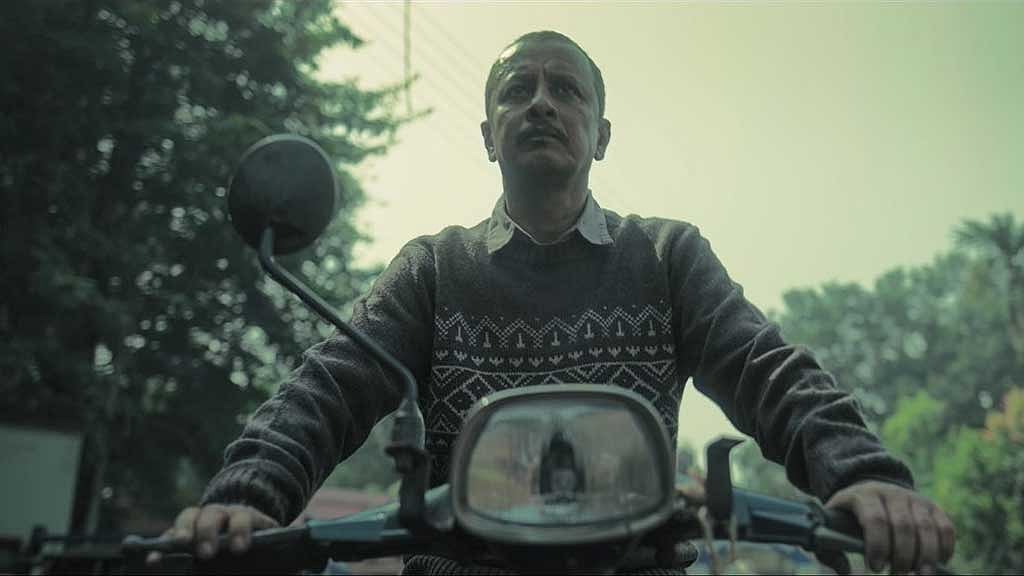 ওয়েব ফিল্ম 'আমলনামার' দৃশ্যে কামরুজ্জামান কামু, ছবি: চরকির সৌজন্যে।