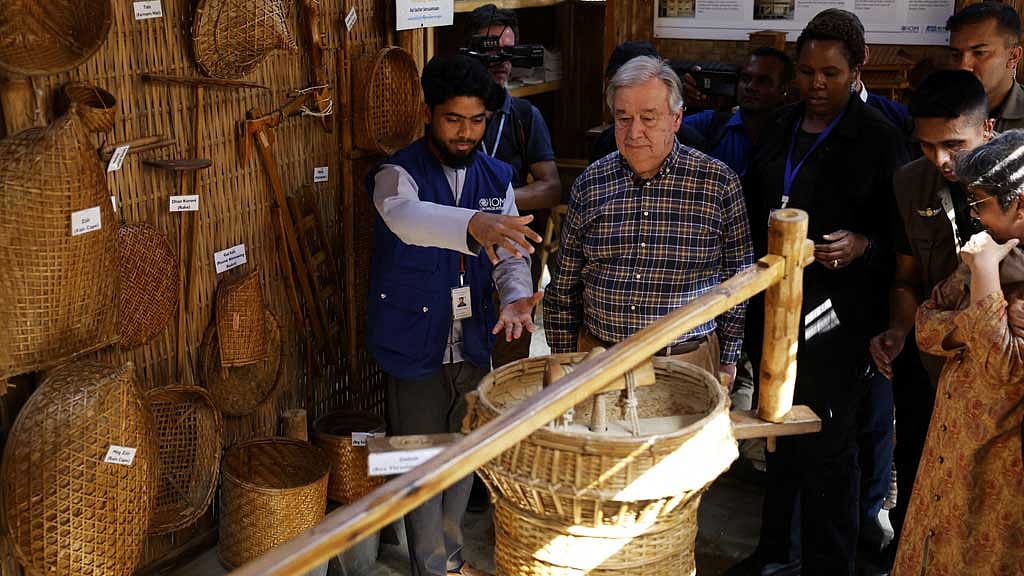 কক্সবাজারের রোহিঙ্গা ক্যাম্পে জাতিসংঘ মহাসচিব আন্তোনিও গুতেরেস। ছবি: রয়টার্স