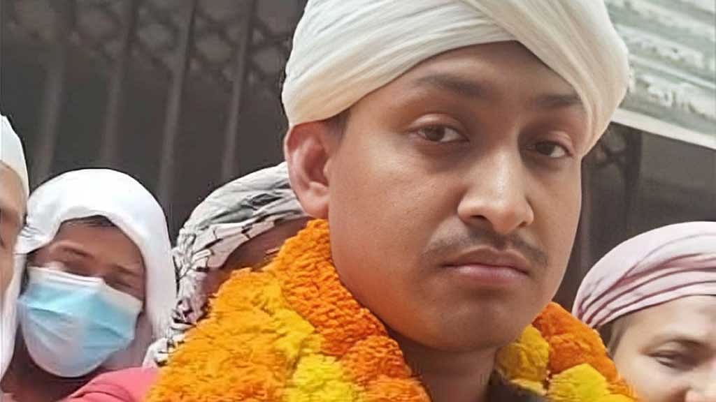 Mostafa Asif Arnob was arrested on charges of harassing a female student over her attire, but the day after his release on bail, he was welcomed with a garland by the “Towhidi Janata”.