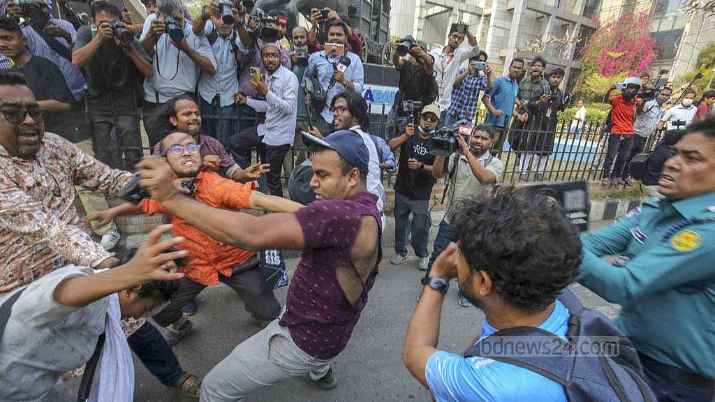 স্বরাষ্ট্র উপদেষ্টার অপসারণ ও দ্রুত বিচার ট্রাইব্যুনালে ধর্ষণের বিচারের দাবিতে মঙ্গলবার প্রধান উপদেষ্টার বাসভবন অভিমুখে পদযাত্রার সময় ইন্টারকন্টিনেন্টাল হোটেলের সামনে পুলিশের সঙ্গে ধস্তাধস্তি হয় আন্দোলনকারীদের।
