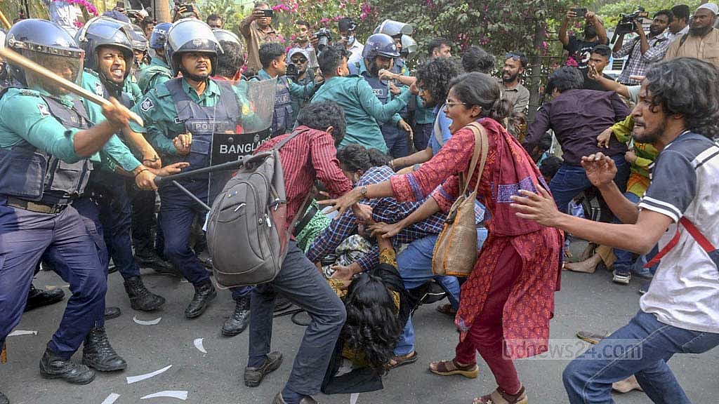 স্বরাষ্ট্র উপদেষ্টার অপসারণ ও দ্রুত বিচার ট্রাইব্যুনালে ধর্ষণের বিচারের দাবিতে মঙ্গলবার প্রধান উপদেষ্টার বাসভবন অভিমুখে পদযাত্রার সময় ইন্টারকন্টিনেন্টাল হোটেলের সামনে পুলিশের সঙ্গে ধস্তাধস্তি হয় আন্দোলনকারীদের।
