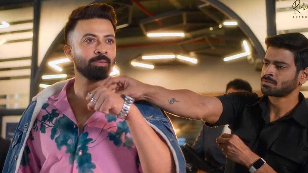 ‘দ্বিধা’ গানের দৃশ্যে শাকিব খান, ছবি: গানের ভিডিও থেকে নেওয়া।