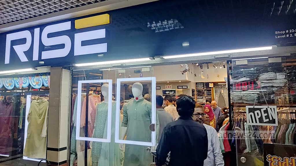 বসুন্ধরা সিটি শপিং কমপ্লেক্সে ঈদের কেনাকাটায় বেশি ভিড় পাঞ্জাবির দোকানগুলোয়। 