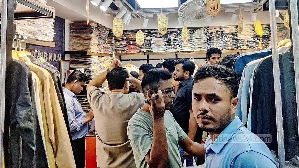 বসুন্ধরা সিটি শপিং কমপ্লেক্সে ঈদের কেনাকাটা বেশি ছিল রোজার শুরু দিকে।