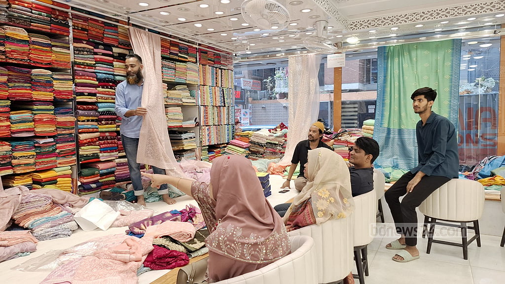 বেনারসি পল্লীর কিছু দোকানে ক্রেতা থাকলেও তা প্রত্যাশার চেয়ে কম। 