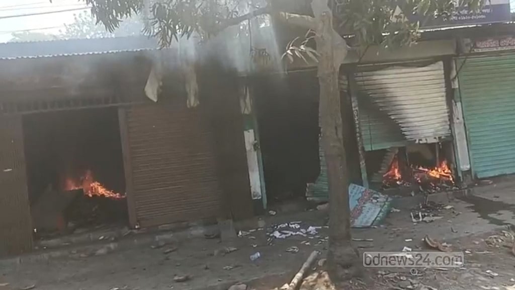 বগুড়ার স্টেশন রোডে নারিকেলের আড়তের দুটি দোকানে অগ্নিসংযোগ।