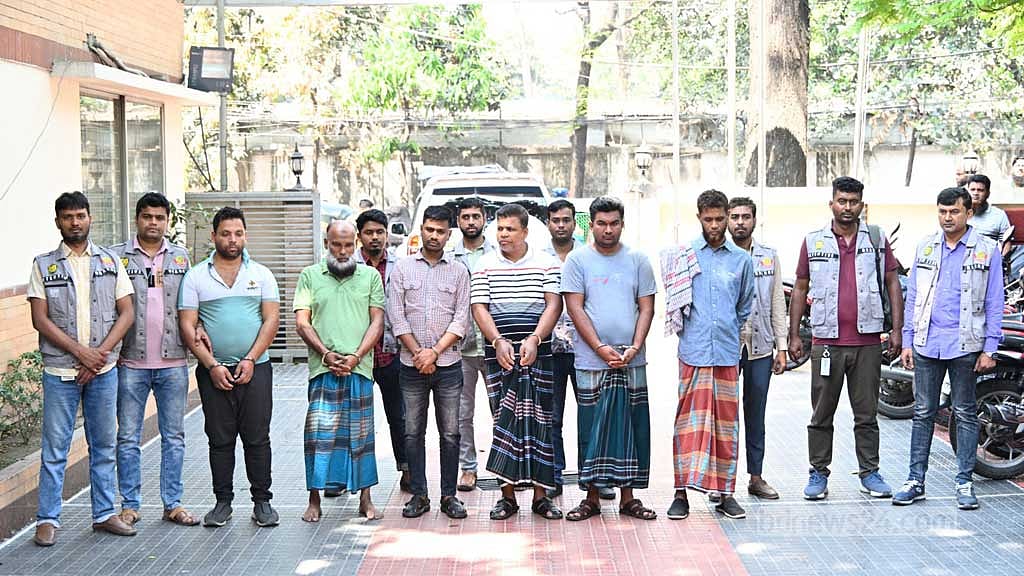 বনশ্রীতে সোনা ব্যবসায়ীকে গুলি করে ডাকাতির ঘটনায় গ্রেপ্তার ৬ জন।  