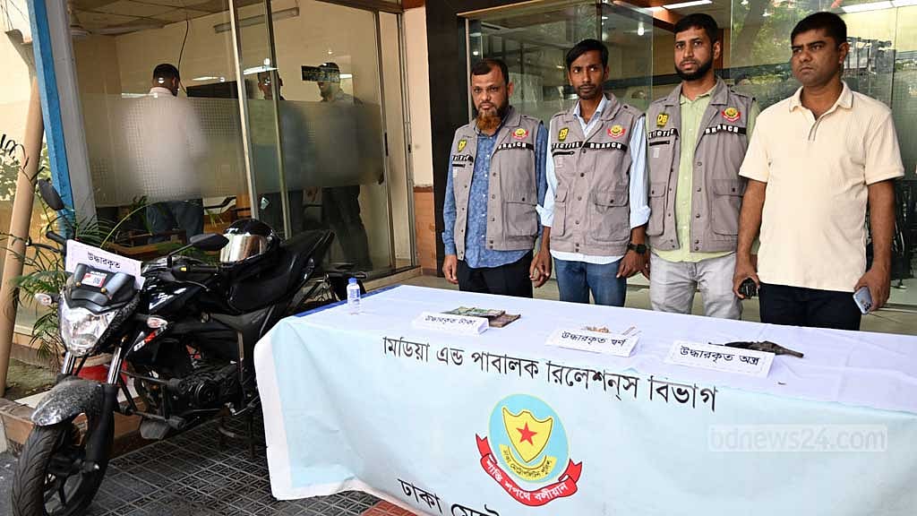 বনশ্রীতে ব্যবসায়ীর কাছ থেকে লুট করা টাকা সোনার অলংকারের সঙ্গে একটি অস্ত্রও উদ্ধার করা হয়েছে। 
