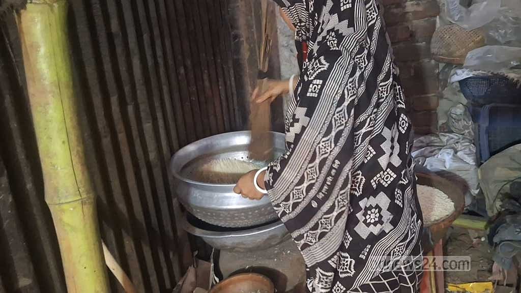 বিয়ের পর শাশুড়ির হাত ধরে মুড়ি ভাজার কারিগর হয়ে উঠেন অর্চনা দাস।