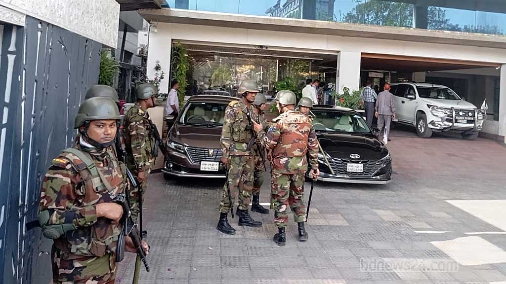 আগারগাঁওয়ে বুধবার বিএসইসি ভবনে সেনাসদস্যদের অবস্থান।