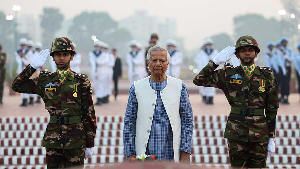 স্বাধীনতা দিবসের সকালে বুধবার সাভারে জাতীয় স্মৃতিসৌধে শ্রদ্ধা নিবেদন করেন প্রধান উপদেষ্টা মুহাম্মদ ইউনূস। 