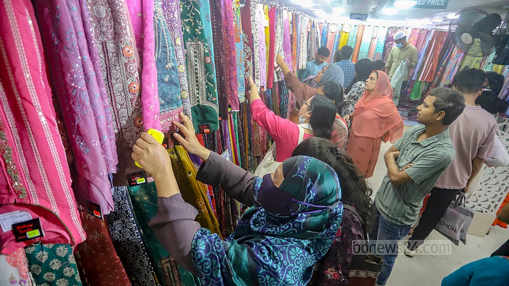 চাঁদনী চক মার্কেটে ক্রেতাদের ভিড়।